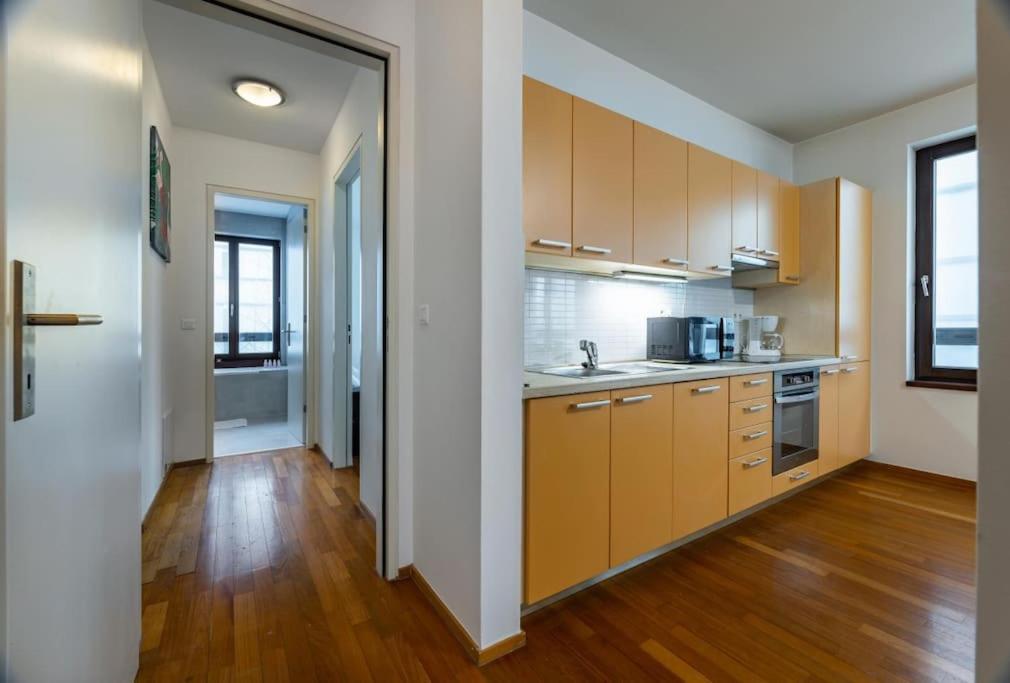 Modern Spacious Flat With A Terrace And A Parking Prague Exterior photo