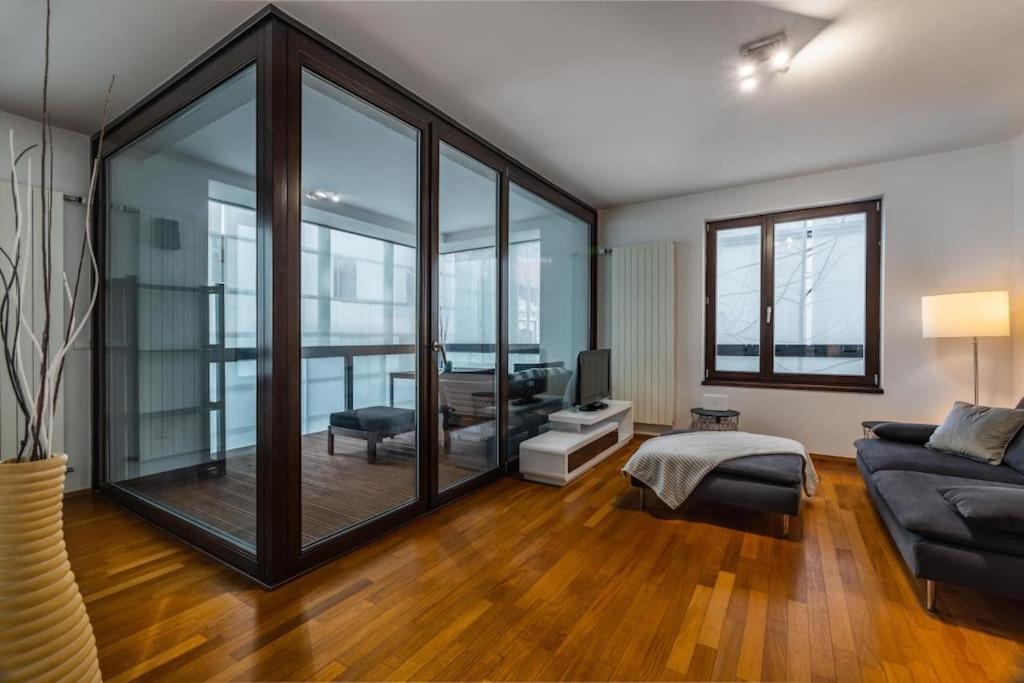 Modern Spacious Flat With A Terrace And A Parking Prague Exterior photo