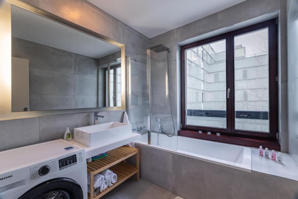Modern Spacious Flat With A Terrace And A Parking Prague Exterior photo